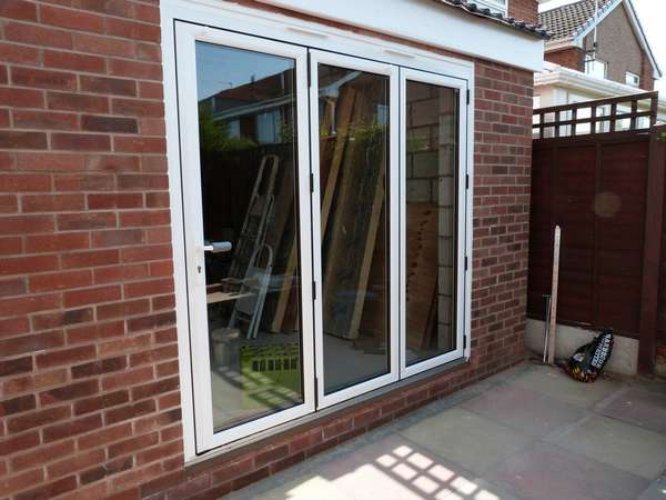 Mr V. : Crosby Liverpool - Installtion to a self biuld extention . white Hybrid Bi folding doors. slim line profile 135 vision lines. 28mm